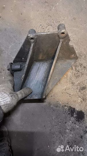 Кронштейн компрессора Audi 100c3 5 цилиндров