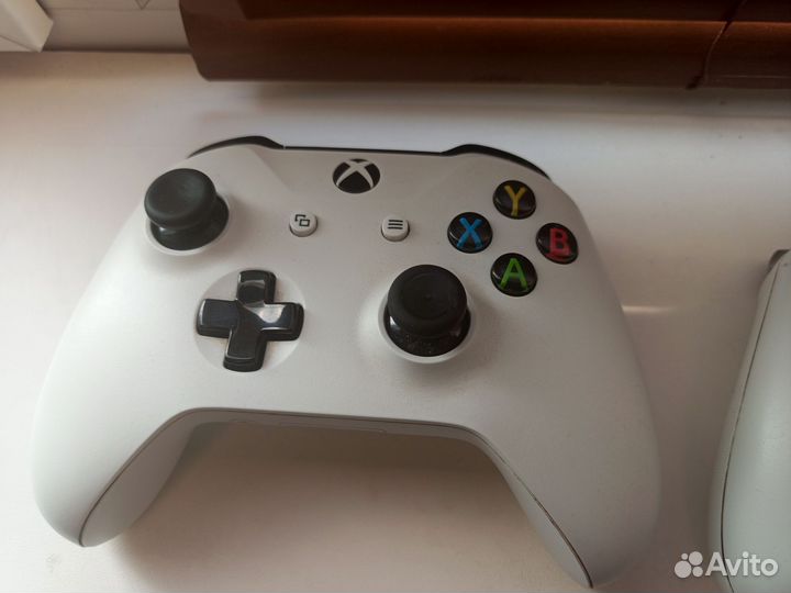 Продается Xbox One S на 1 Tb