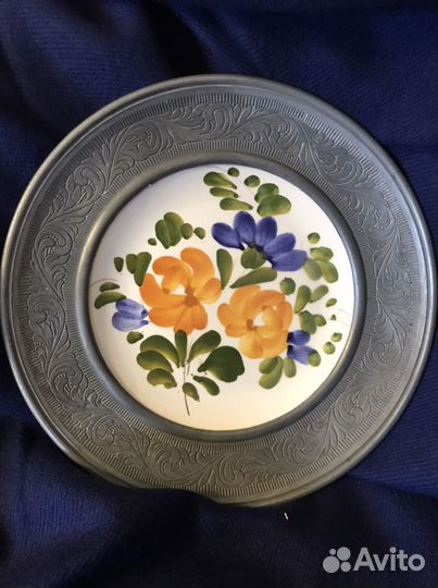 Фарфоровые тарелочки в оловянном обрамлении