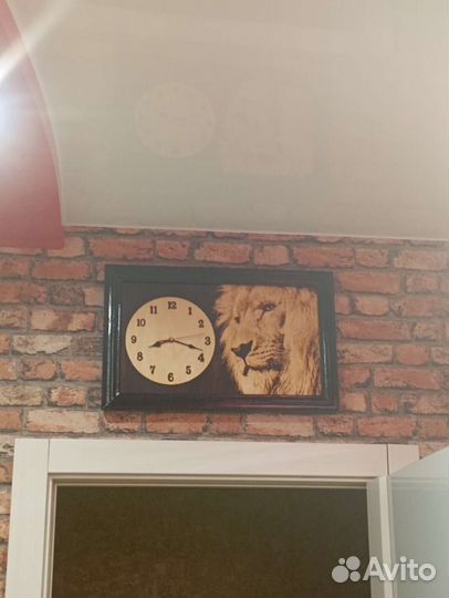 Часы на дереве