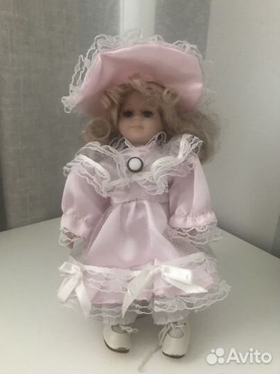 Кукла фарфоровая