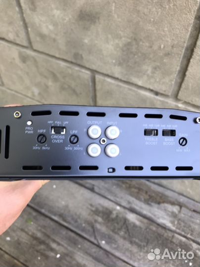 Сабвуфер и усилитель в автомобиль