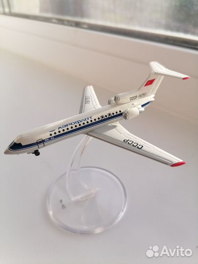 Модель самолета як-42