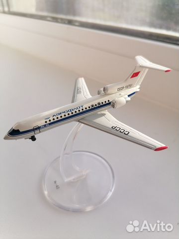Модель самолета як-42