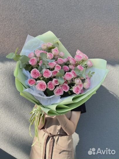 Букет из 11 кустовых Роз с Эвкалиптом