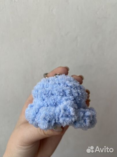 Осьминог вязаная игрушка брелок