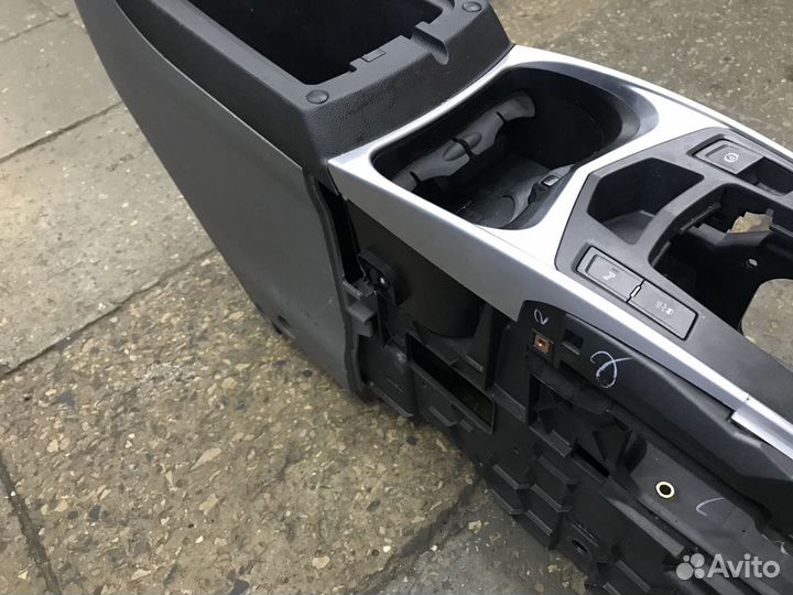 Подлокотник Cadillac SRX II 09-16