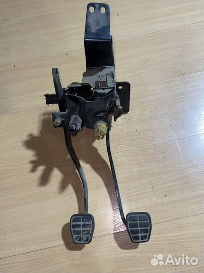 Педальный узел газ тормоз сцепление Chery QQ6 S21