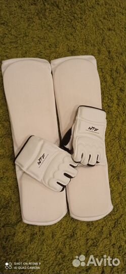 Перчатки и защита на ноги для каратэ