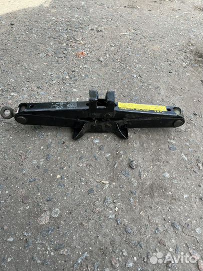 Домкрат Toyota Avensis T25, Corolla 120, Yaris