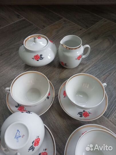 Предметы чайного сервиза Красная роза Дулево