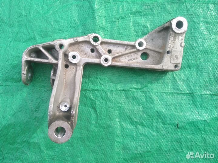 Кронштейн переднего рычага левый Шкода Октавия А5
