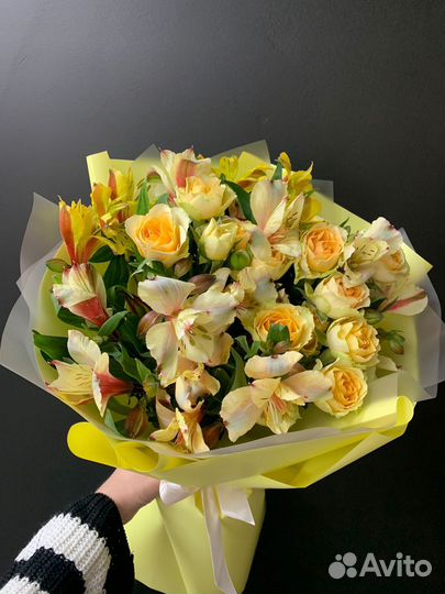 Кустовые розы, альстромерия, букет из роз