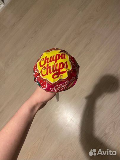 Большой чупа чупс клубника