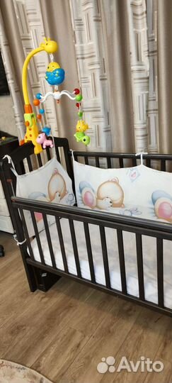 Детская кроватка с маятником