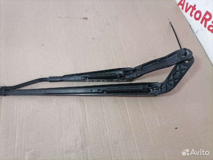 Поводок дворника Peugeot 206