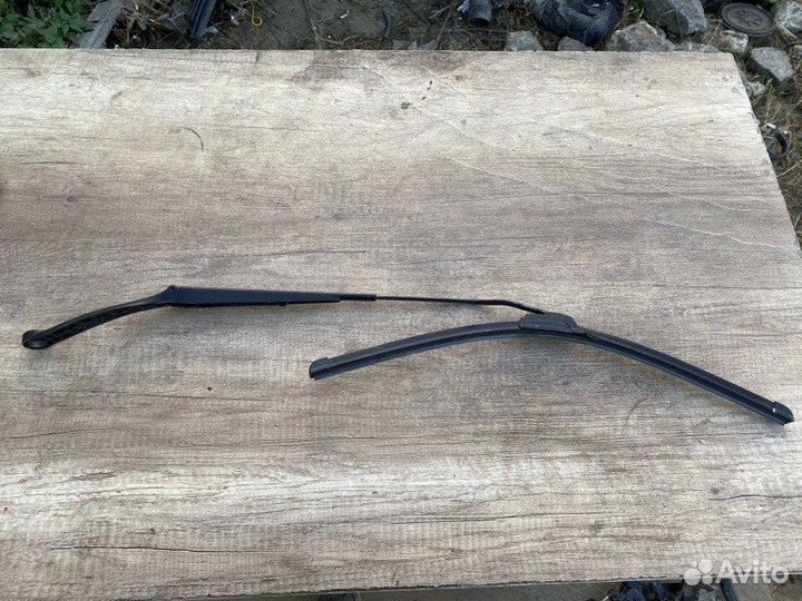 Поводок стеклоочистителя правый Peugeot 307 3A