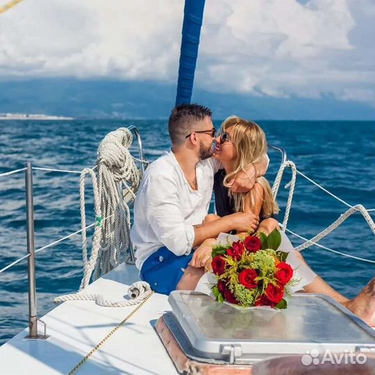 Морская прогулка на яхте под парусом