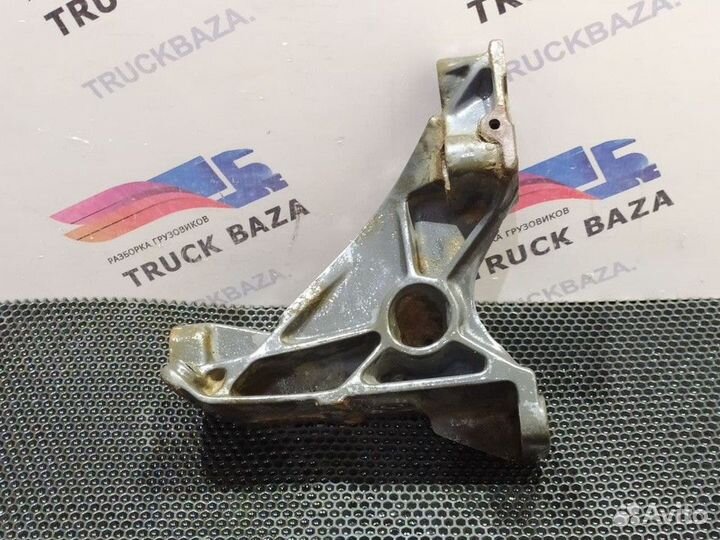 1404477 Кронштейн переднего бампера левый