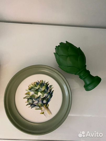 Круглая рамка и артишок из дерева