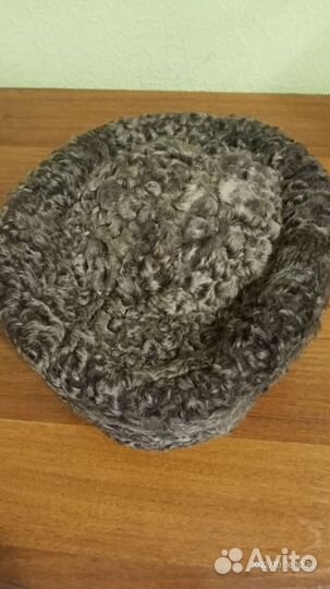 Женская шапка из каракуля