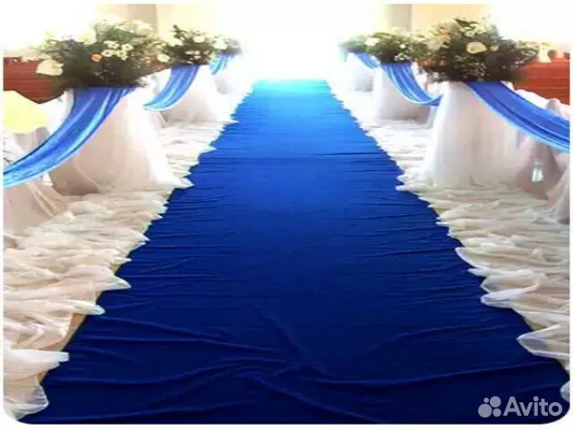 Красная ковровая дорожка И столбики VIP