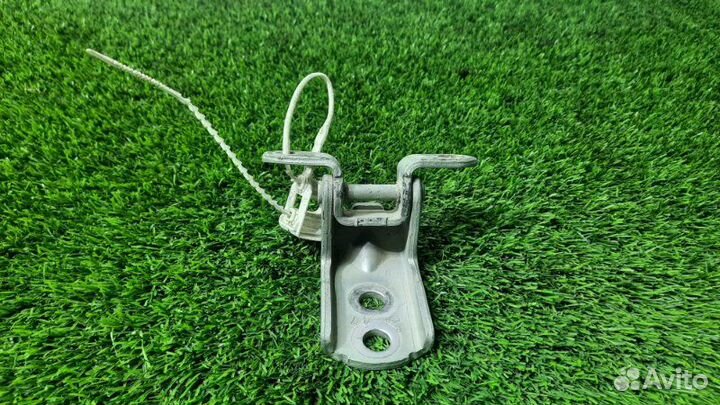 Петля двери нижняя передняя правая Nissan Almera