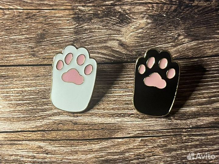 Брошь кошачья лапка