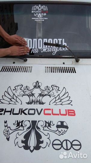 Наклейка на капот