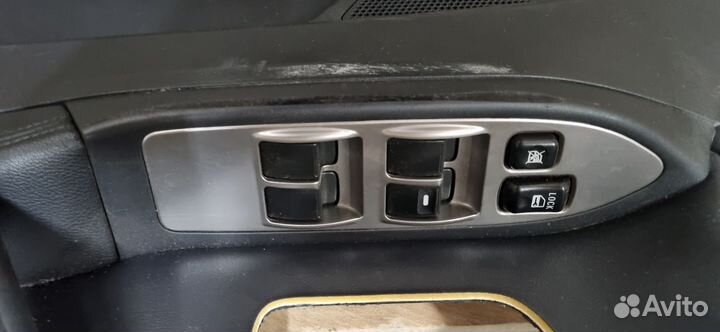 Обшивка двери передней правой mitsubishi pajero 4