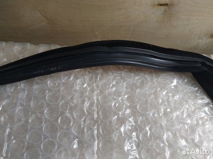 Уплотнитель стекла двери передний левый Opel
