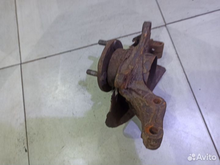 Кулак передний левый