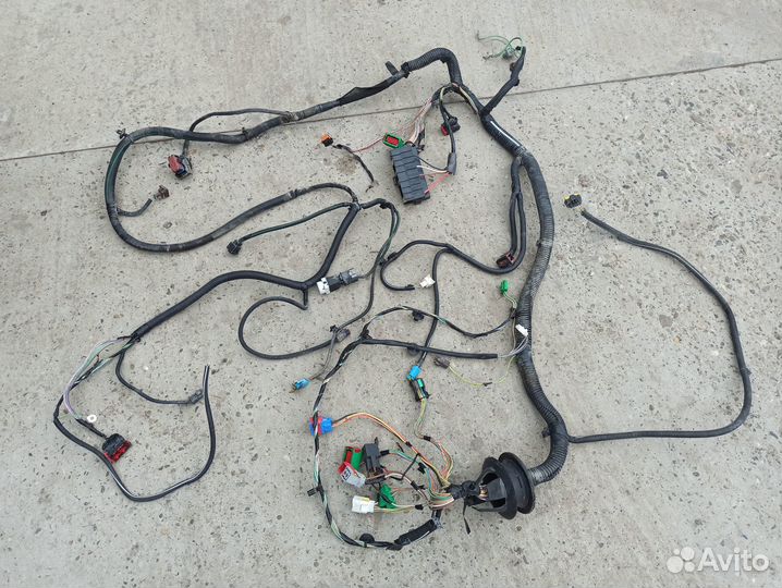 Проводка под капотом Пежо Партнер М59
