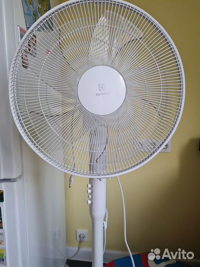 Вентилятор Electrolux EFF-1006 белый напольный