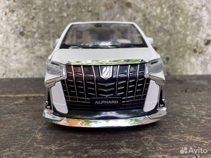 Модель Toyota Alphard белый 1:18