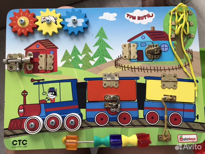 Бизиборд паравозик три кота