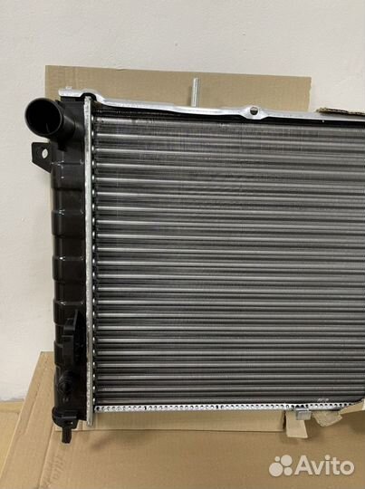 Радиатор охлаждения Dodge Caravan 2.4