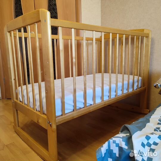 Детская кроватка с маятником, матрас, наматрасник
