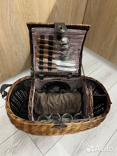 Корзина для пикника с посудой и пледом