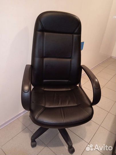 Компьютерное кресло руководителя офисное
