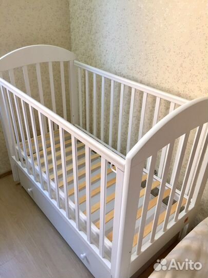 Детская кроватка с маятником