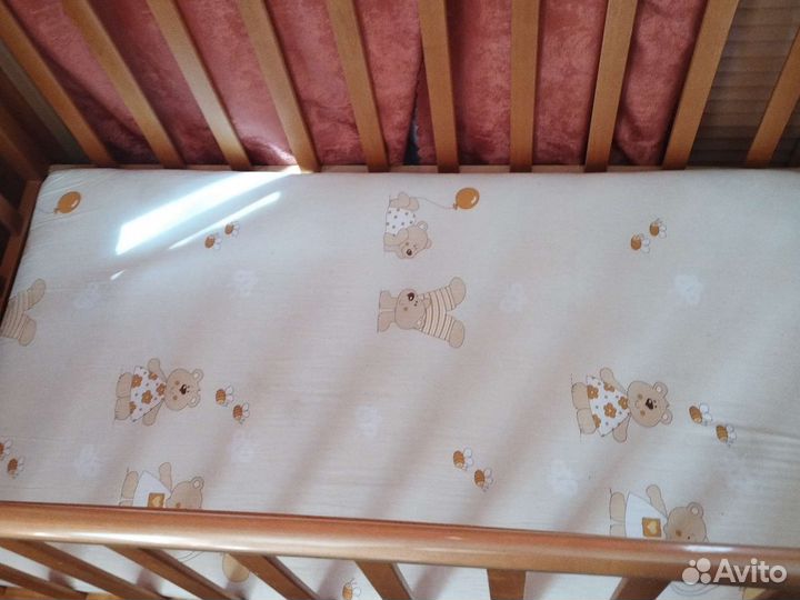 Детская кроватка с маятником