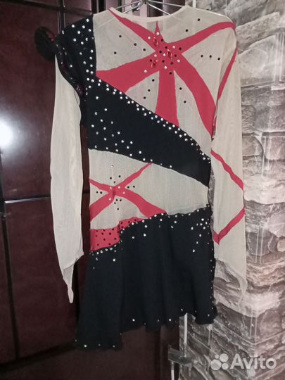 Костюм для выступлений по фигурному катанию