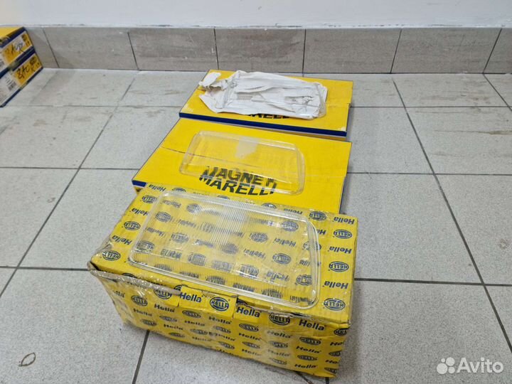 Правое новое стекло фары Hella/Magneti Audi 80 B4