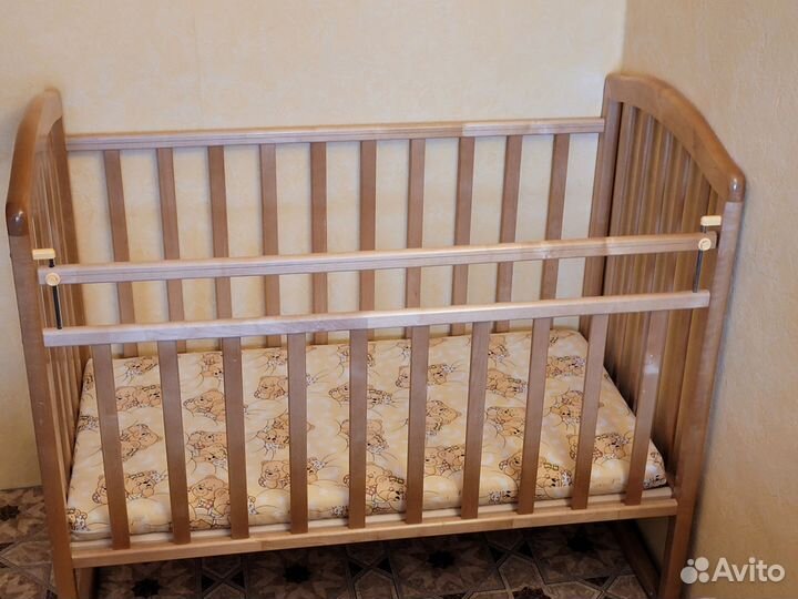 Кровать детская с маятником