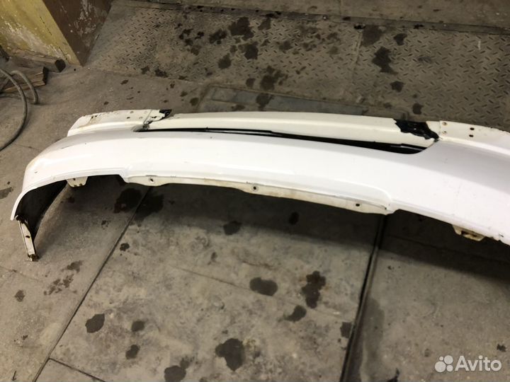 Передний бампер Nissan Cube