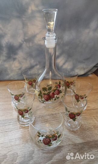 Графин и стопки стеклянные