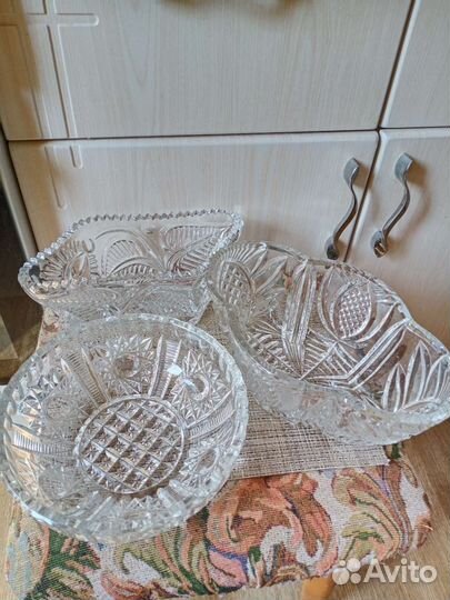 Хрустальные вазы и рюмки