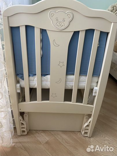 Детская кроватка с маятником