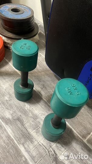 Скамья для жима с блинами и грифом + гантели